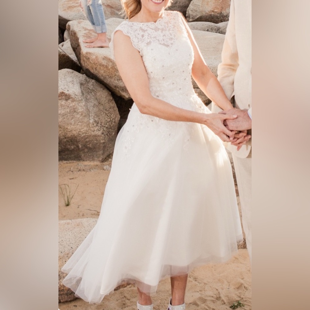 JJs House White Wedding  Dress “Vintage”Design Size 6